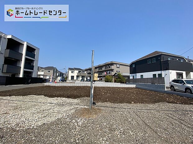 カースペースは2台分ございます!通勤で車をお使いの方にも大変オススメです!嬉しいコンクリート仕上げのカースペースなので、雨の日も足元を気にせず外出できます。