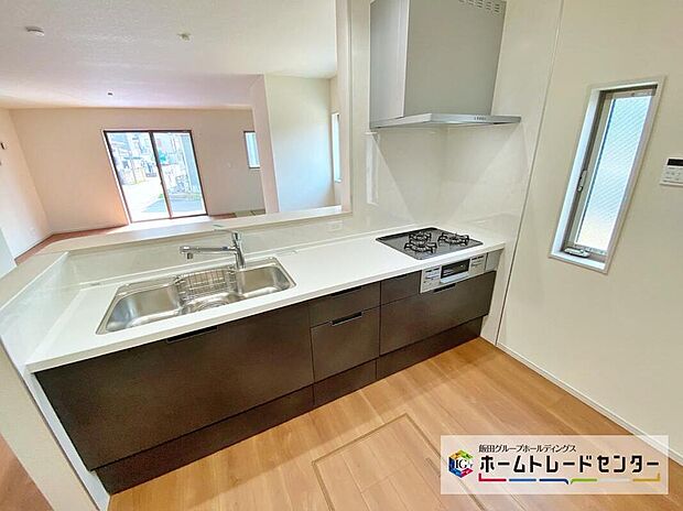 ☆System　Kitchen☆
作業スペースを大きくとったキッチン。夫婦そろってキッチンに立っても調理がしやすくゆとりある広さ。食器類もすっきりと片付く収納力が期待できます。