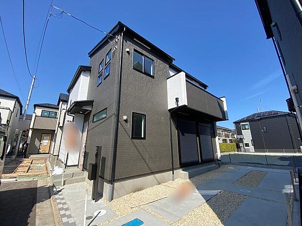 ☆一戸建ては都心部などの物件を除き、駐車スペース付きの物件が一般的。
玄関と駐車スペースとの行き来もしやすく、天候が悪い日などに便利です。