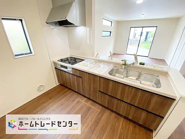 解放感ある角地に立地☆
爽やかな風が舞い込む快適なお住まい♪
現地をご覧いただきながら、住まいの夢をお聞かせください。