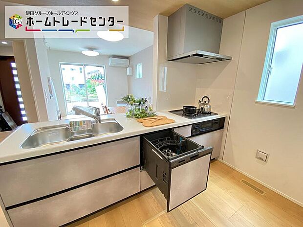 ☆作業スペースを多くとったキッチン。夫婦そろってキッチンに立っても調理がしやすくゆとりある広さ。食器類もすっきりと片付く収納力が期待できます。※家具付き販売ではございません。