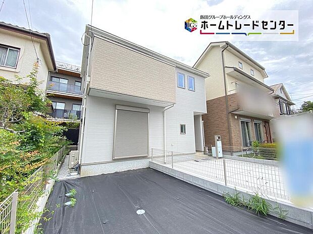 ☆国分寺市西町4丁目☆
カースペースが並列2台分♪明るく清潔感あるデザインでスタイリッシュなお住まい！
JR中央線「立川」駅までバスで17分☆
「国立」駅までバスで13分☆アクセス良好です！