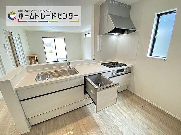 ☆System Kitchen☆
いつもご家族と一緒に過ごせるのが対面キッチンの魅力!今日の出来事を話しながら、一緒にお料理をしながら…いつもご家族の笑顔が近くにあります。