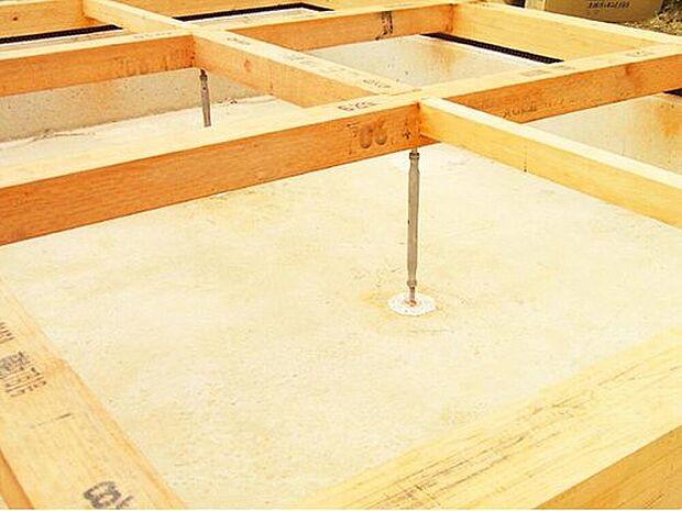 【(3) 腐食に強い「鋼製床束」で床を力強く支持】サビやシロアリを寄せ付けない鋼製の床束を採用。従来品に比べ信頼性が高く、安心の強度で床の荷重を支えます。
