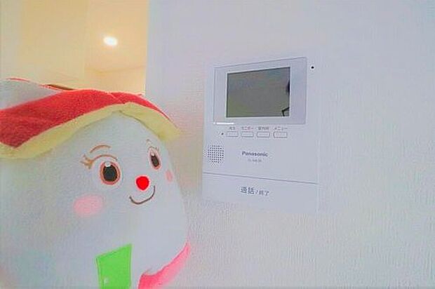 【☆ＴＶモニター付インターホン☆】映像と音声で玄関先の様子をチェックできるモニター機能や、夜間の訪問者の顔も確認できるLEDライトを装備しています。