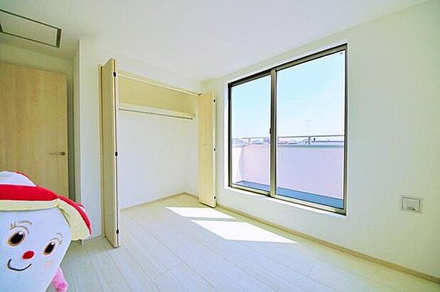 【☆Room☆】バルコニーに面したお部屋は、通風・採光共に良好な上、解放感タップリ♪
明るいお部屋は住まう人の心も明るくしてくれますね☆