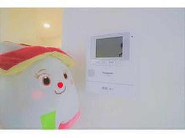 【☆ＴＶモニター付インターホン☆】映像と音声で玄関先の様子をチェックできるモニター機能や、夜間の訪問者の顔も確認できるLEDライトを装備しています。