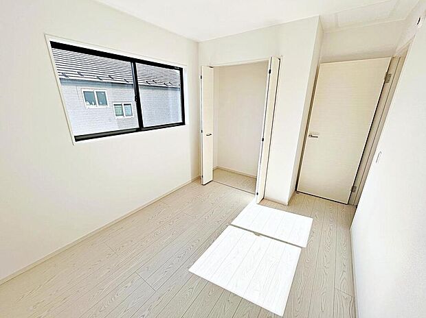 【☆Room☆】居室に完備の収納は、お部屋を広々使うことが出来る優れもの！大切な思い出の品や、「今は使わない」季節ものを大切に保管♪スッキリ綺麗なお部屋で、趣味の時間も更に充実♪