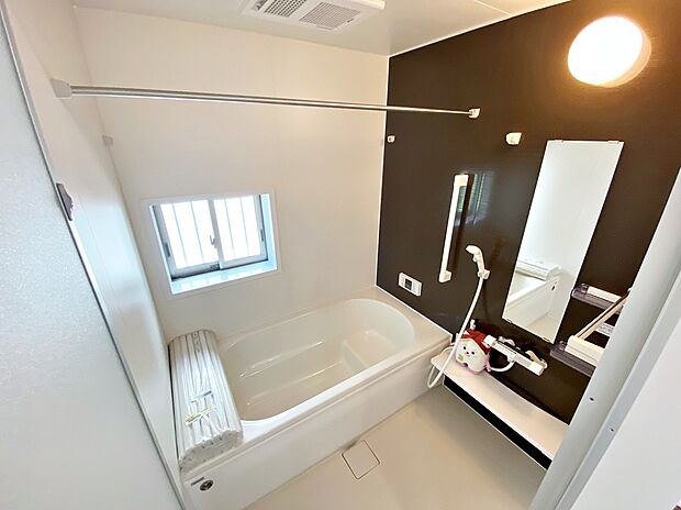 【☆System　Bath☆】
半身浴も楽しめる一坪タイプの浴室は、防カビ仕様となっており、お掃除も楽々です。浴室乾燥機を完備し雨の日のお洗濯も安心です。
