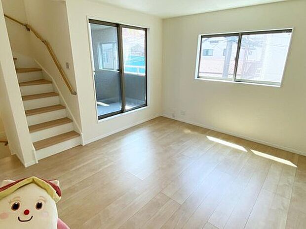 【☆Living　Room☆】窓から陽光が降り注ぐリビング・ダイニング・キッチン。家族が集うにふさわしい、ゆとりある空間です♪