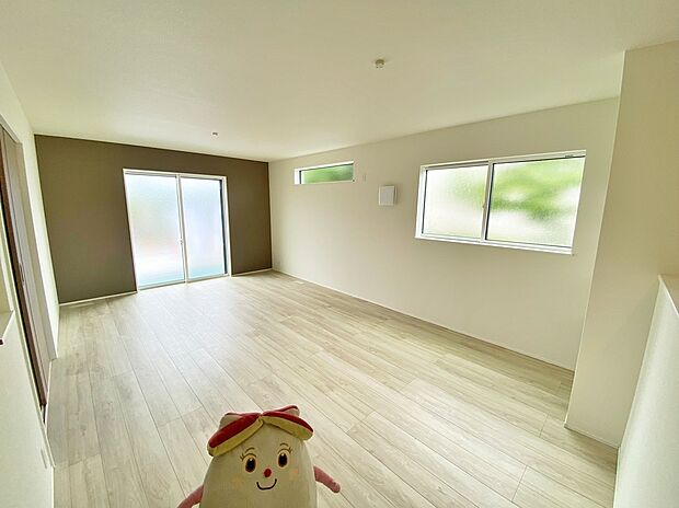 【☆Living Room☆ 】☆Living Room☆
空気感という居心地の良いBGMは、暮らしのステージを彩り、心からのやすらぎと満足感を与えてくれます。通風と採光を考慮したリビングは地域の鼓動を感じながらお寛ぎ頂けます♪