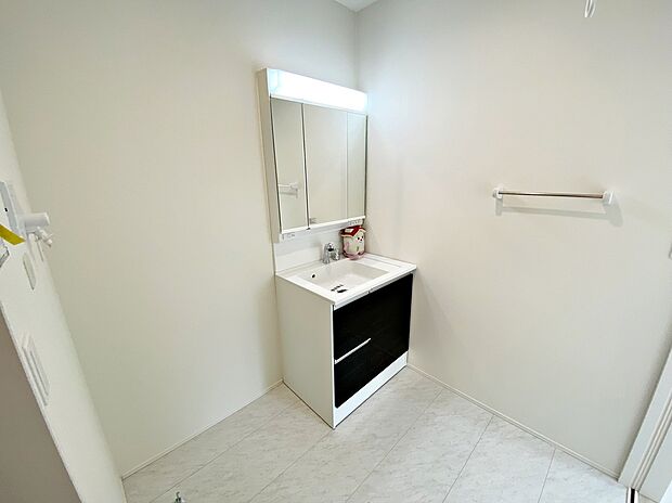 【☆Powder Room☆ 】☆Powder Room☆
十分な大きさの洗面台は収納もさる事ながら、身だしなみチェックや歯磨きなど、朝の慌ただしい時間でもホテルライクなスペースで余裕とゆとりを感じて頂けます。