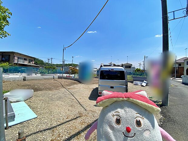 【前面道路含む現地写真】☆物件の陽当りや通風・仕様設備やお部屋の大きさの比較、近隣・周辺環境や街並みなど、資料には掲載していない情報が現地にはたくさんあります。ぜひ、建物だけでなく周辺環境もご確認ください！