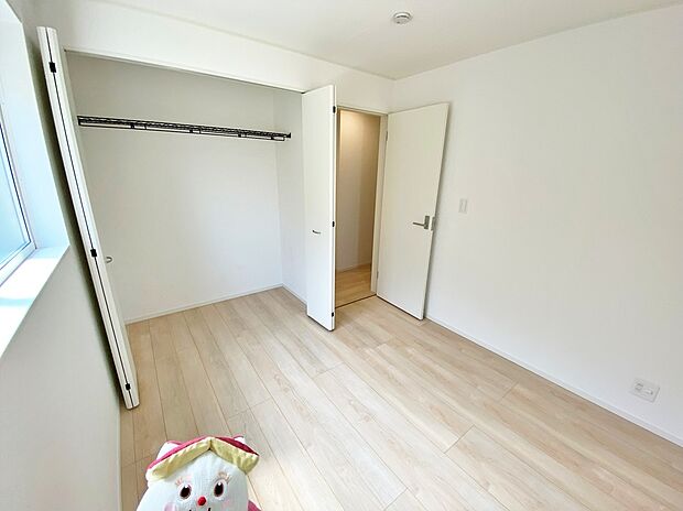 【☆Room☆ 】居室に完備の収納は、お部屋を広々使うことが出来る優れもの！大切な思い出の品や、「今は使わない」季節ものを大切に保管♪スッキリ綺麗なお部屋で、趣味の時間も更に充実♪