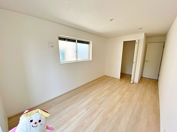 【☆Room☆ 】一人にひと部屋？収納？書斎？趣味部屋？あるいは客室？部屋数の多い間取りは、家族構成やライフステージの変化にも柔軟な対応を可能にし、家族の選択肢を広げます。