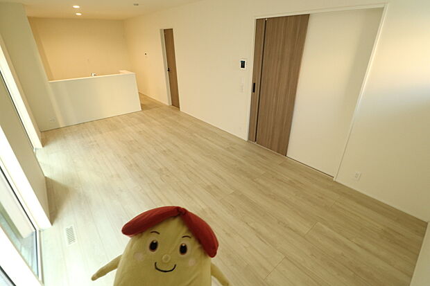 【☆Living　Room☆ 『LDKは家族だんらんをデザイン】☆Living　Room☆
『LDKは家族だんらんをデザイン』家族が集まり一緒の時間がすごせる工夫がされております。何気ない一日のひとコマが何者にも代えがたい宝物になることでしょう♪