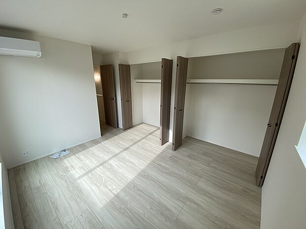 【☆Room☆ 居室にはクローゼットを完備し、自由度の高い家具】☆Room☆
居室にはクローゼットを完備し、自由度の高い家具の配置が叶うシンプルな空間です。お子様の成長と共に必要になる子供部屋にぴったりの間取りですね。