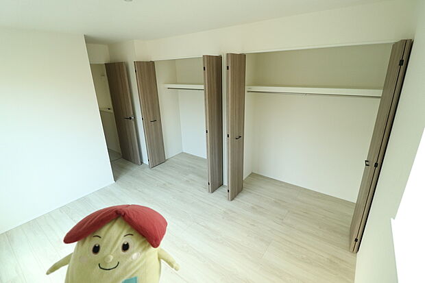 【☆Room☆ 居室にはクローゼットを完備し、自由度の高い家具】☆Room☆
居室にはクローゼットを完備し、自由度の高い家具の配置が叶うシンプルな空間です。お子様の成長と共に必要になる子供部屋にぴったりの間取りですね。