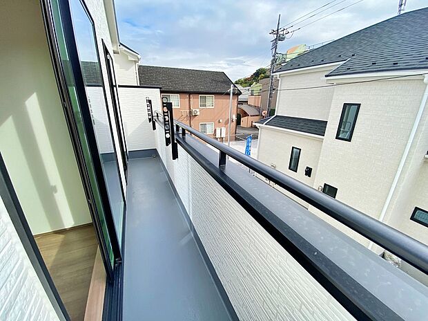 【現地外観写真】☆物件の陽当りや通風・仕様設備やお部屋の大きさの比較、近隣・周辺環境や街並みなど、資料には掲載していない情報が現地にはたくさんあります。ぜひ、建物だけでなく周辺環境もご確認ください！