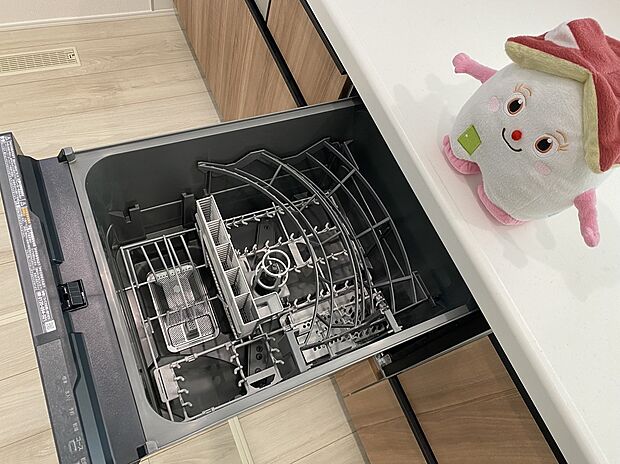 【☆食洗機☆ 】☆食洗機☆
今や「家事効率アップには必須」とも言える食洗器が標準装備！忙しい時も、お子さまとの時間を増やしたい時も、強い味方です！！