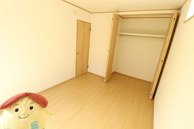 【☆Room☆ 】☆Room☆
居室に完備の収納は、お部屋を広々使うことが出来る優れもの！大切な思い出の品や、「今は使わない」季節ものを大切に保管♪スッキリ綺麗なお部屋で、趣味の時間も更に充実♪