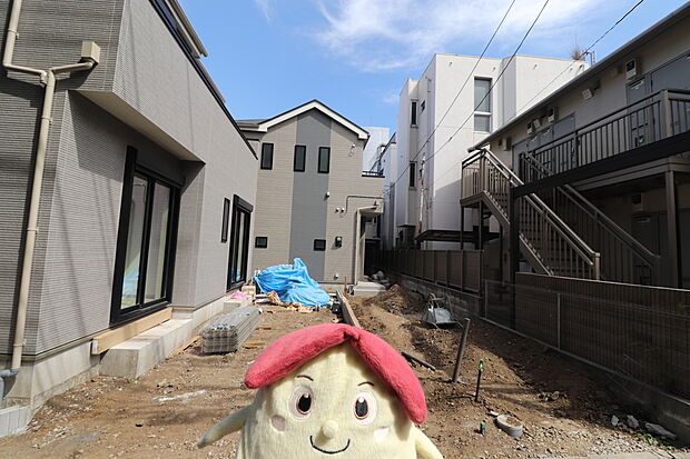 【前面道路含む現地写真】☆賃貸の更新時期が迫っている人。更新料を払うか、新しく賃貸を探して、敷金・礼金を払うか、悩ましいところ。いっそ購入してしまうのも手。家賃と同等程度のお支払いで、自分の住まいを手に入れられます♪