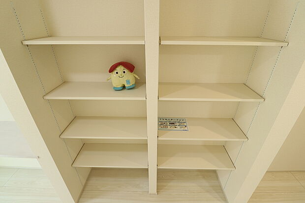 【☆リビング収納☆ 】☆リビング収納☆
「ここにも収納があったらいいのに…」が叶います！
収納場所に困る郵便物や書類、文房具等の細々した物の収納にピッタリです♪
散らかりがちなリビングもスッキリお使い頂けます♪♪