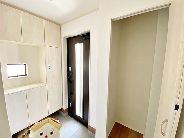 【☆Entrance☆ 】☆Entrance☆
お家に出会う人々を迎える玄関だからこそ、広々清潔感あふれる空間であって欲しいですよね♪「ただいま」、「こんにちは」、「風の音」が心地よいBGMになることでしょう♪