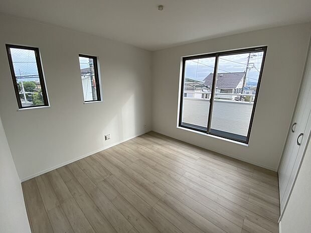 【☆Room☆ 】☆Room☆
居室のサッシにはペアガラスを採用、高い断熱性による省エネと結露対策に有効です。室内を快適な空間に代えてくれます。現地の採光や通風も実際にご確認下さいませ♪