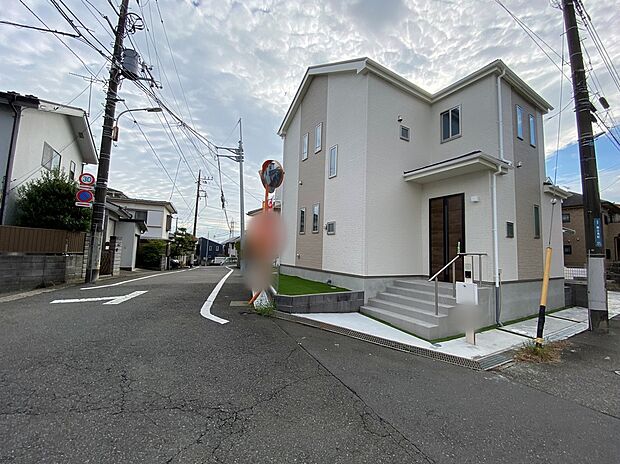 【前面道路含む現地写真】☆物件の陽当りや通風・仕様設備やお部屋の大きさの比較、近隣・周辺環境や街並みなど、資料には掲載していない情報が現地にはたくさんあります。ぜひ、建物だけでなく周辺環境もご確認ください！