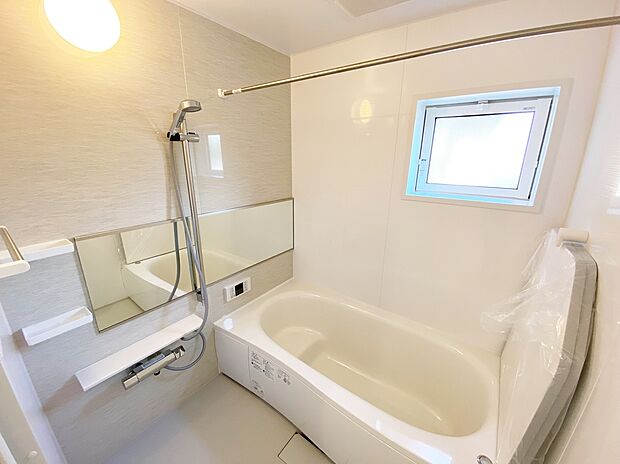 【☆System　Bath☆ 】☆System　Bath☆
半身浴も楽しめる一坪タイプの浴室は、防カビ仕様となっており、お掃除も楽々です。浴室乾燥機を完備し雨の日のお洗濯も安心です。