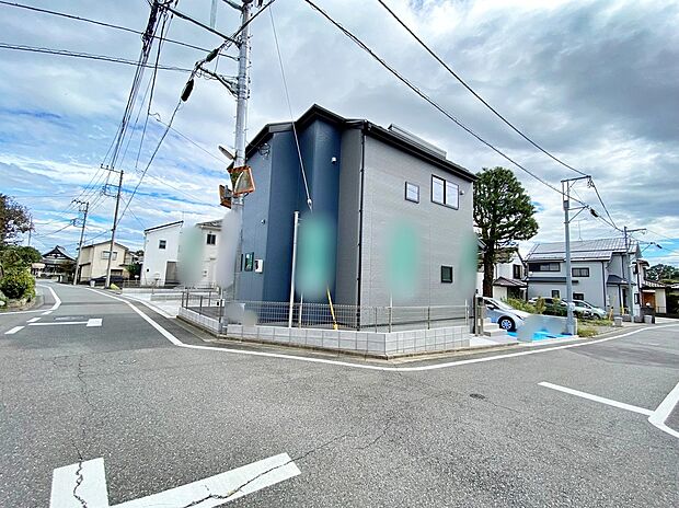 【現地外観】☆物件の陽当りや通風・仕様設備やお部屋の大きさの比較、近隣・周辺環境や街並みなど、資料には掲載していない情報が現地にはたくさんあります。ぜひ、建物だけでなく周辺環境もご確認ください！