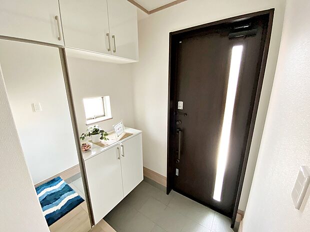 【☆Entrance☆ お家に出会う人々を迎える玄関だからこそ】☆Entrance☆
お家に出会う人々を迎える玄関だからこそ、広々清潔感あふれる空間であって欲しいですよね♪「ただいま」、「こんにちは」、「風の音」が心地よいBGMになることでしょう♪