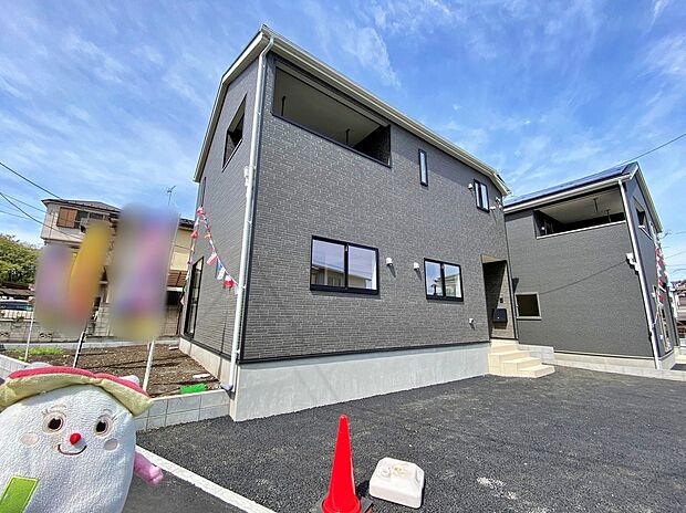 【前面道路含む現地写真】☆ご家族が仕事や部活動などで遅くなる場合は夜道が心配。駅から自宅までの道のりに人通りがある、電灯があって明るいなど、安全な経路が確保できるということも大事なポイントですよね♪