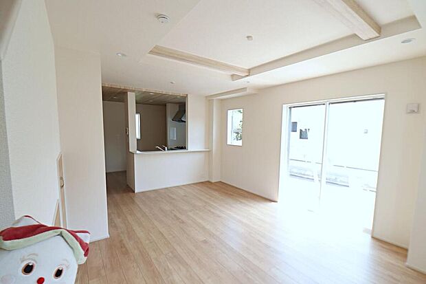 【リビング】窓から陽光が降り注ぐリビング・ダイニング・キッチン。家族が集うにふさわしい、ゆとりある空間です♪