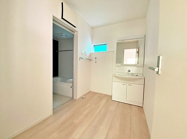 【☆Powder Room☆ 】☆Powder Room☆
十分な大きさの洗面台は収納もさる事ながら、身だしなみチェックや歯磨きなど、朝の慌ただしい時間でもホテルライクなスペースで余裕とゆとりを感じて頂けます。