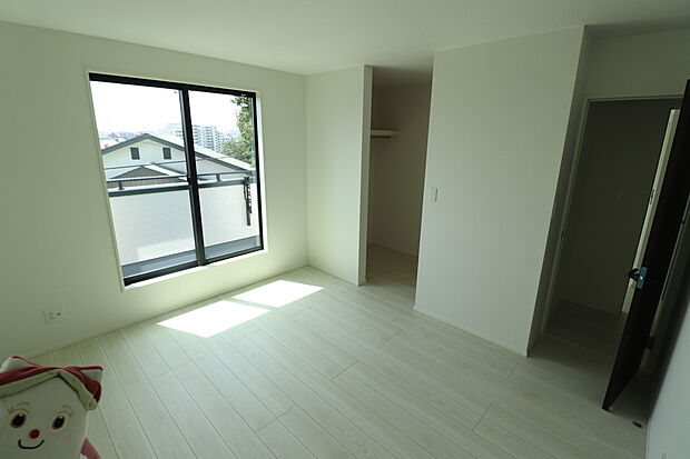 【☆Room☆ 】☆Room☆
大きな窓からたっぷりと陽光が注がれる明るい空間。家族の成長に対応できる永住仕様の間取り。一日の疲れを癒やしてくれる、時を忘れて過ごせる空間。