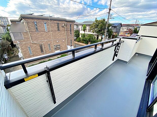 【現地外観写真】☆物件の陽当りや通風・仕様設備やお部屋の大きさの比較、近隣・周辺環境や街並みなど、資料には掲載していない情報が現地にはたくさんあります。ぜひ、建物だけでなく周辺環境もご確認ください！