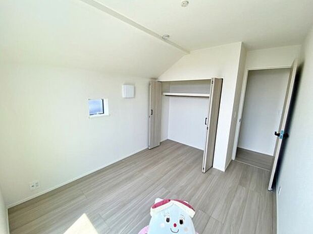 【リビング以外の居室】仕事、家事、それに育児と毎日忙しく、自分の時間をなかなか取れないのが共働きライフ。でも、住まいの選び方次第では時間に余裕が生まれ、気持ちもゆったり。趣味だって楽しめるかも！