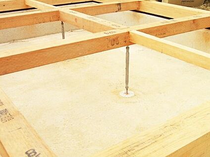 腐食に強い「鋼製床束」で床を力強く支持