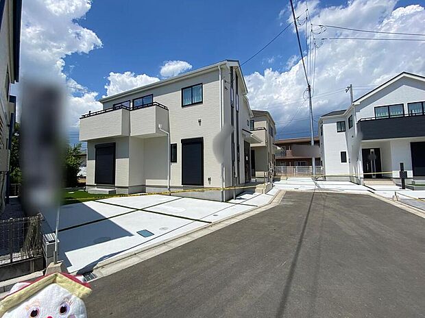 【前面道路含む現地写真】☆賃貸の更新時期が迫っている人。更新料を払うか、新しく賃貸を探して、敷金・礼金を払うか、悩ましいところ。いっそ購入してしまうのも手。家賃と同等程度のお支払いで、自分の住まいを手に入れられます♪