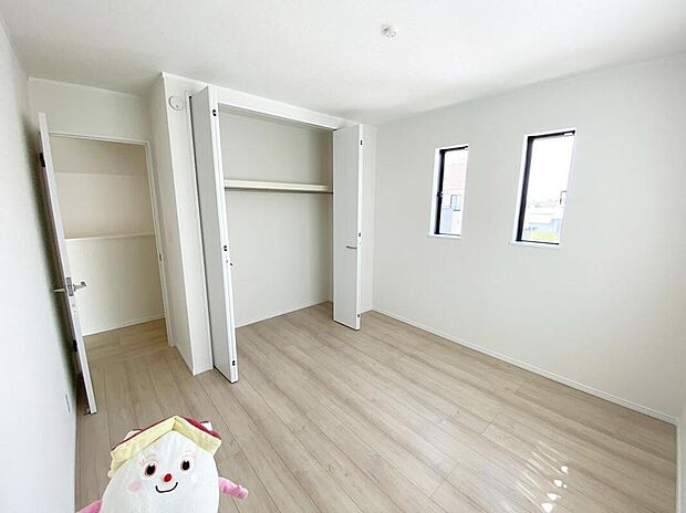 【リビング以外の居室】居室に完備の収納は、お部屋を広々使うことが出来る優れもの！大切な思い出の品や、「今は使わない」季節ものを大切に保管♪スッキリ綺麗なお部屋で、趣味の時間も更に充実♪