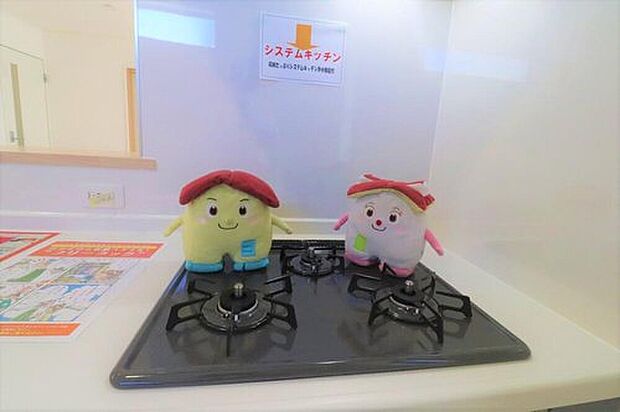 【3口ガスコンロ】バーナーに安全センサーを搭載!水無しグリルが手間を軽減。フラットなホーロートップはお掃除ラクラクです。