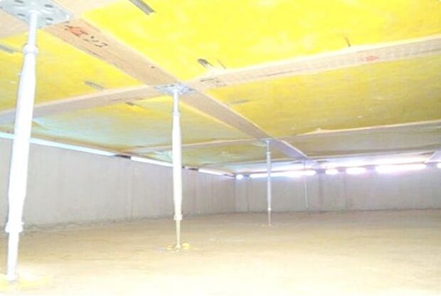 【強く頑丈な床支持材】建物の床を支える「床束」と呼ばれる支持材に、サビやシロアリを寄せ付けない鋼製の床束を採用。従来品に比べ信頼性が高く、安心の強度で頑丈な構造を支えます。 長期間の使用でも痩せず、腐らず、メンテナンス性にも優れた素材です。