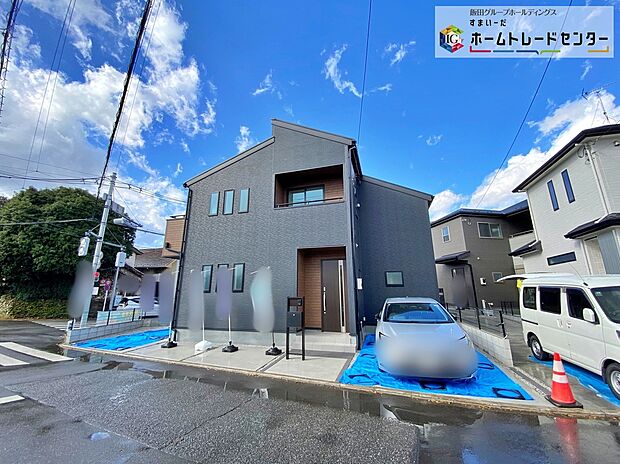 【前面道路含む現地外観写真】☆ひとたび扉を開けばそこに待っているのは上質な空間とマイホームでの新生活をイメージさせる優雅なひととき。「この家なら…」ではなく「ここに住みたい♪」と思う感動をお届けいたします。