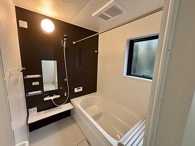 【☆System　Bath☆ 】☆System　Bath☆
『一日の疲れを落としてくれる場所は、一番落ち着く場所でなければならない』高級感溢れるカラーと大きさ・柔らかな曲線で構成された半身浴も楽しめるバスタブの心地よさを是非！！