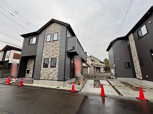 【前面道路含む現地写真】道幅の広い角地なので明るく開放感に溢れた好立地です！お車の出し入れもラクラク♪