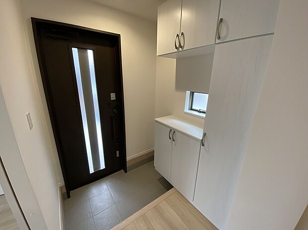 【☆Entrance☆】上質感漂う玄関と廊下。居住者の帰り、訪れる方を優しく迎える・安らぎに満ちた生活空間を予感させる。健やかな暮らしを楽しめそう。