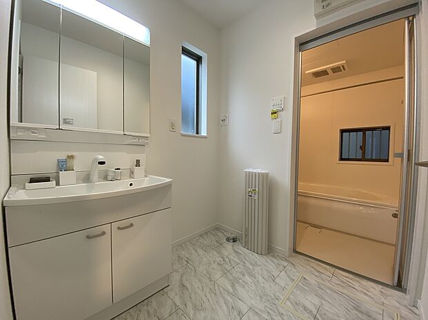 【☆Powder Room☆】収納スペースもバッチリなこちらの洗面化粧台。忙しい朝の時間にお役立ち!化粧品やヘアケア用品など細かな物もしっかり収納しておけるから「あれ?アレどこだっけ?」がなくなること間違いなし♪