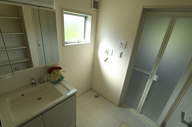 【☆Powder Room☆】☆Powder Room☆
収納スペースもバッチリなこちらの洗面化粧台。忙しい朝の時間にお役立ち！化粧品やヘアケア用品など細かな物もしっかり収納しておけるから「あれ？アレどこだっけ？」がなくなること間